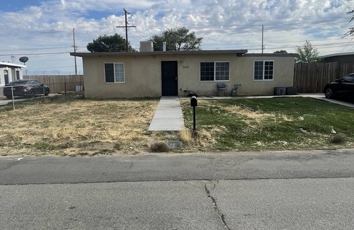 Rosamond House | Peaceful vacation home near willow springs