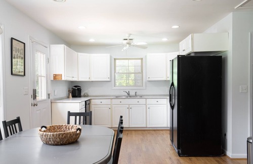 Columbiana Cottage | Peaceful Valley Getaway sleeps 8 with private lake views!