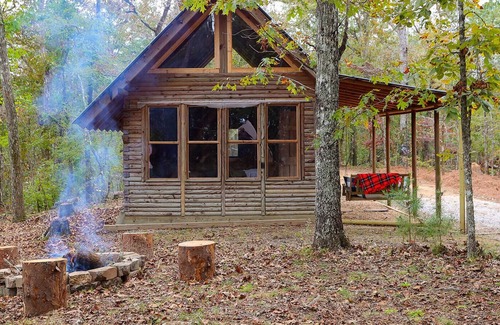 Columbiana Cabin | Peaceful Valley Rustic Cabin Getaway