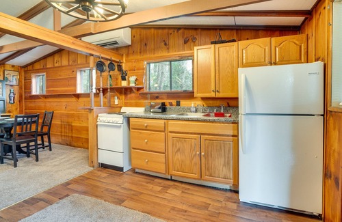 Warne Cabin | Peaceful Warne Cabin: Fenced Yard & Screened Porch