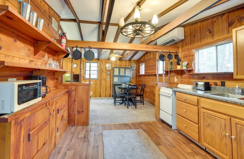 Warne Cabin | Peaceful Warne Cabin: Fenced Yard & Screened Porch