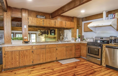 Eustace House | Peaceful water front lake cabin - huge lot + kayak /SUP