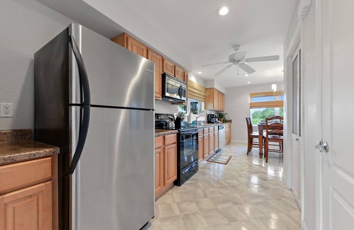 Shoreline Park House | Peaceful Waterfront Summer Escape! Sunshine, King Suite, Private Dock
