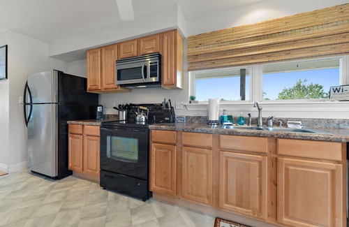 Shoreline Park House | Peaceful Waterfront Summer Escape! Sunshine, King Suite, Private Dock
