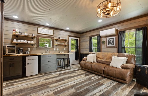 Rogers Cabin | Peaceful Western Style Cabin near Muir Valley!