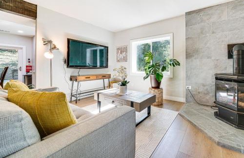 Newcastle Apartment | Peaceful Wooded Escape Near Golf Club at Newcastle