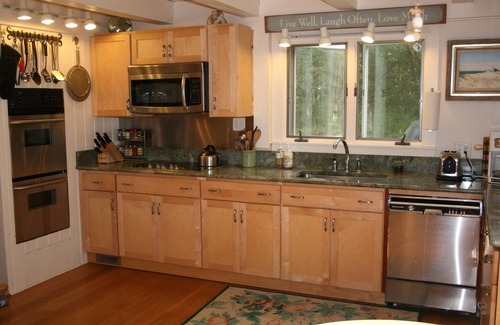 Chilmark House | Peaceful Wooded Retreat, Short Car Ride to Everything. Week is Friday to Friday