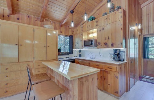 Oakhurst Cabin | Peaceful Wooden Cabin, 2 Mi to Bass Lake!