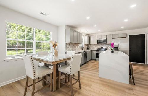 Sandtown House | Peach City Oasis Atl near Aquarium, Truist Park