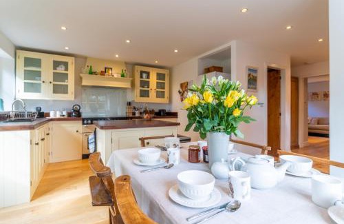 Ampney Crucis House | Peach Cottage