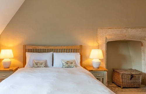 Ampney Crucis House | Peach Cottage