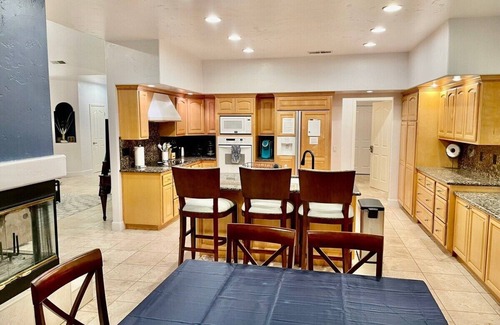 Ahwahnee House | Peacock House/Sleeps 12/Hot Tub/Game Room
