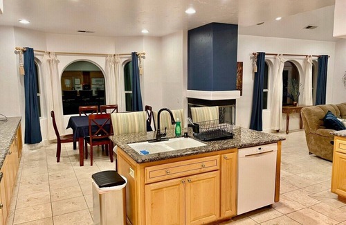 Ahwahnee House | Peacock House/Sleeps 12/Hot Tub/Game Room
