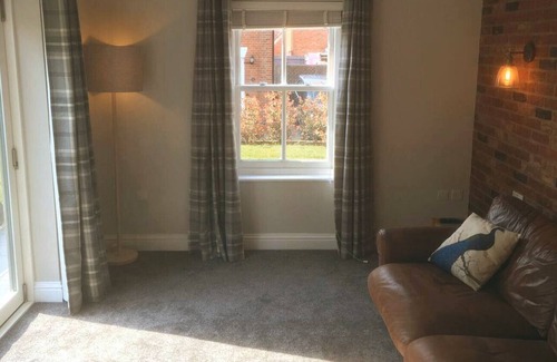 Harleston House | Peacock Lodge - Holiday Home, ideal for exploring Norfolk & Suffolk.