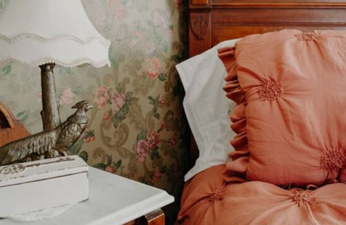 Stillwater Apartment | Peacock Room - Aurora Staples Inn