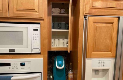Ahwahnee Apartment | Peacock Suite/Hot Tub/Sleeps up to 4/Bbq