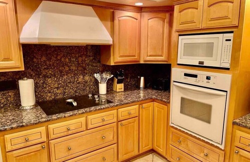 Ahwahnee Apartment | Peacock Suite/Hot Tub/Sleeps up to 4/Bbq