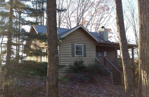 Dahlonega Cabin | PEACOCK’S PARADISE- UNG Families; Friends; Bikers; Wedding Guests -Sleeps1-12