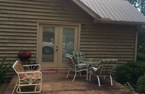 Dahlonega Cabin | PEACOCK’S PARADISE- UNG Families; Friends; Bikers; Wedding Guests -Sleeps1-12