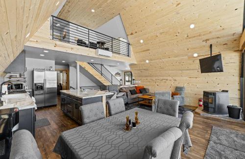 Donnelly House | Peak-A-View - Beautiful pet friendly A-frame on 2 acres w/panoramic views and trailer parking