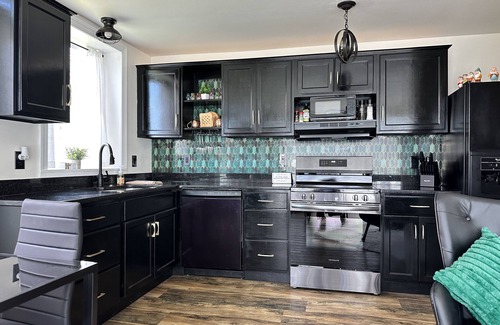Brasstown House | Peak-A-View Mountain Retreat: Cozy 2BR Getaway with Breathtaking Mountain Views!
