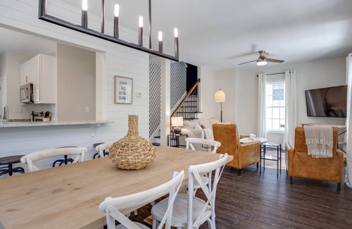 Apex House | Peak City Perfection- Apex Downtown Walkable, Park Views, Big Yard, Large Groups
