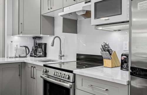 Harvie Heights House | Peaks & Comfort- hot tub, free parking, King bed, AC, 2BR, sleeps 8