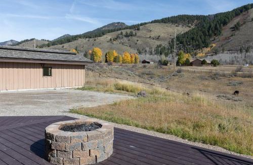 Etna House | Peaks Paradise - Mtn Views - Hot tub - Game room