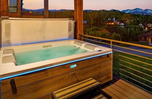 Rendezvous Ski Chalet | Peakview Paradise | Cozy Winter Park Hot Tub