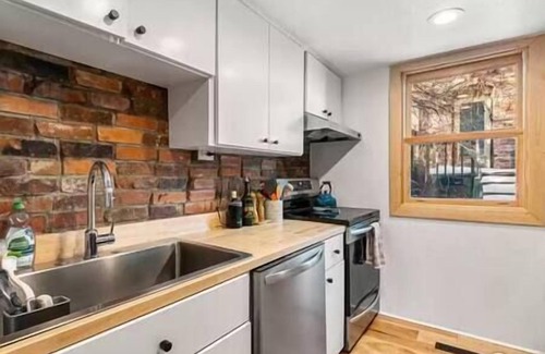 Downtown House | Pearl St Townhouse 2 bed/2 bath