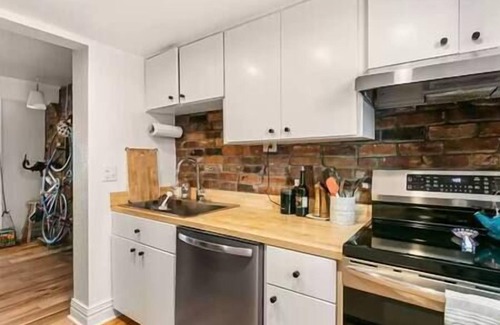 Downtown House | Pearl St Townhouse 2 bed/2 bath