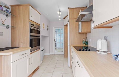 Worthing House | Pebble Corner with Free Parking | By My Getaways