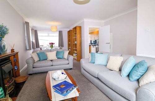 Rustington Cottage | PEBBLE PLACE, pet friendly, country holiday cottage in Rustington