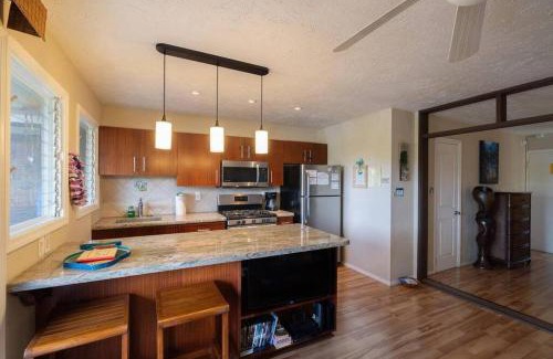 Kailua-Kona Apartment | Peek-a-boo Ocean View 1br1ba AC Condo Kona Shores