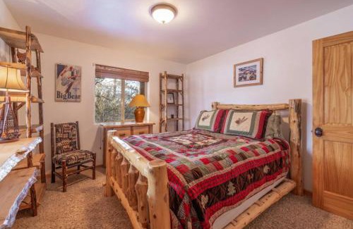 Castle Glen Estates House | Pegasus Luxe Mnt Retreat Stunning Views & Hot Tub