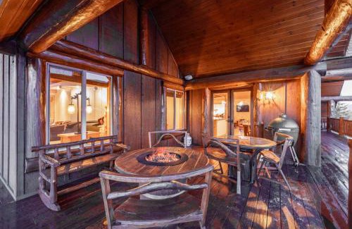 Castle Glen Estates House | Pegasus Luxe Mnt Retreat Stunning Views & Hot Tub