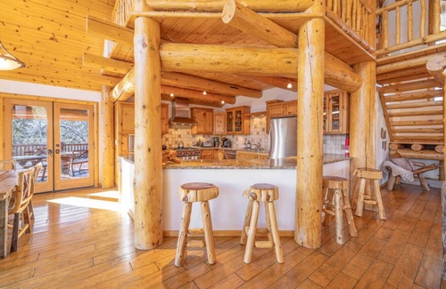 Castle Glen Estates Cabin | Pegasus | Luxury Lodge w/Hot Tub & Stunning Views