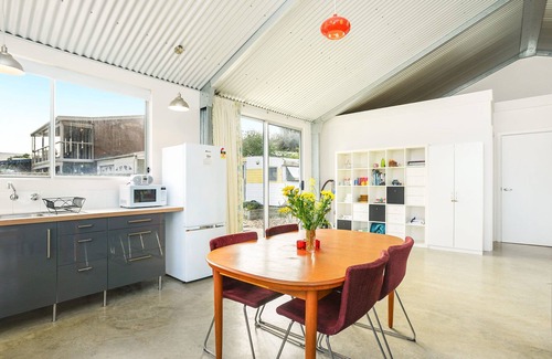 Goolwa North House | Pelican Cottage – Relaxing Riverside Escape, Pet-Friendly, Wood Fireplace, Wi-Fi