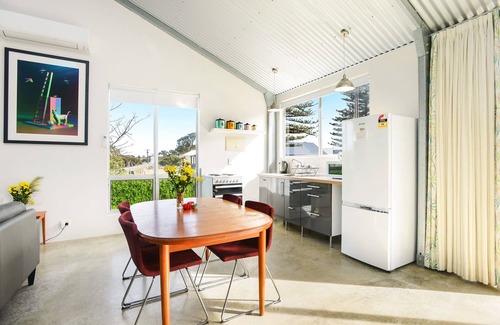 Goolwa North House | Pelican Cottage – Relaxing Riverside Escape, Pet-Friendly, Wood Fireplace, Wi-Fi