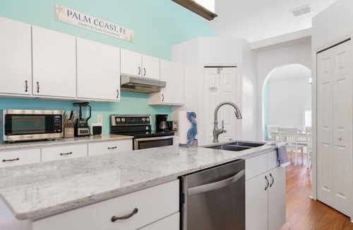 Palm Coast House | Pelican Palm - Autumn air - poolside flair!