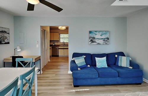 Surf City House | Pelican Place | Pet Friendly + Steps to the Beach!