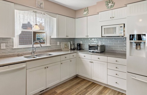 Kitty Hawk Condo | Pelican Watch *Oceanfront *Comm Pool *3 Night Min