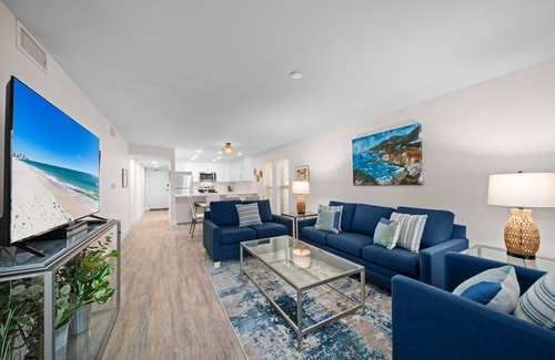 Sanibel Condo | Pelicans Roost 107: Corner Unit with Gulf Views!