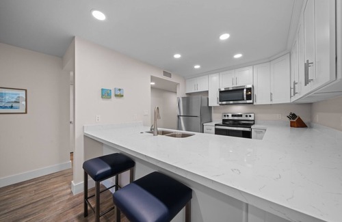 Sanibel Condo | Pelicans Roost 107: Corner Unit with Gulf Views!