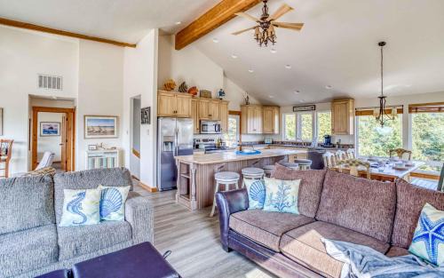 Kiwanda Shores House | Pelicans Watch - Meredith Lodging