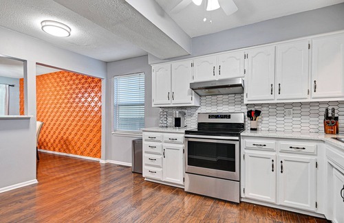 Merriam House | ☼Peloton Bike+Tread☼Fenced Outdoor Space☼Deck+Grill☼Luxury Beds☼
