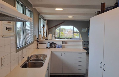 Rainbow Point House | Pencarrow Lodge - Classic Kiwi Bach, close to Lake