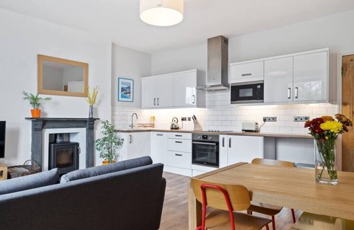 Maenporth Apartment | Pendennis - Bright Victorian flat, sea views, close to beach