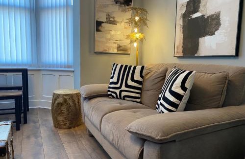Colwyn Bay Apartment | Pendle House - Apt 4 - 3 min walk to beach & Shops!