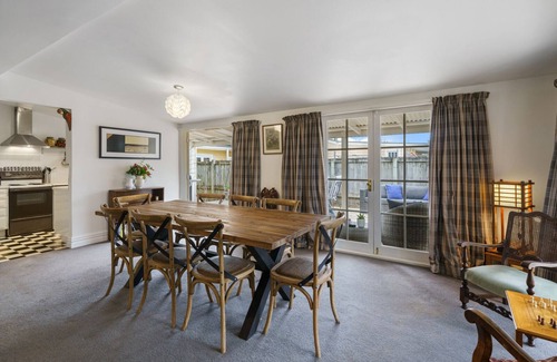 Martinborough House | Pendreigh Cottage - Martinborough Holiday Home